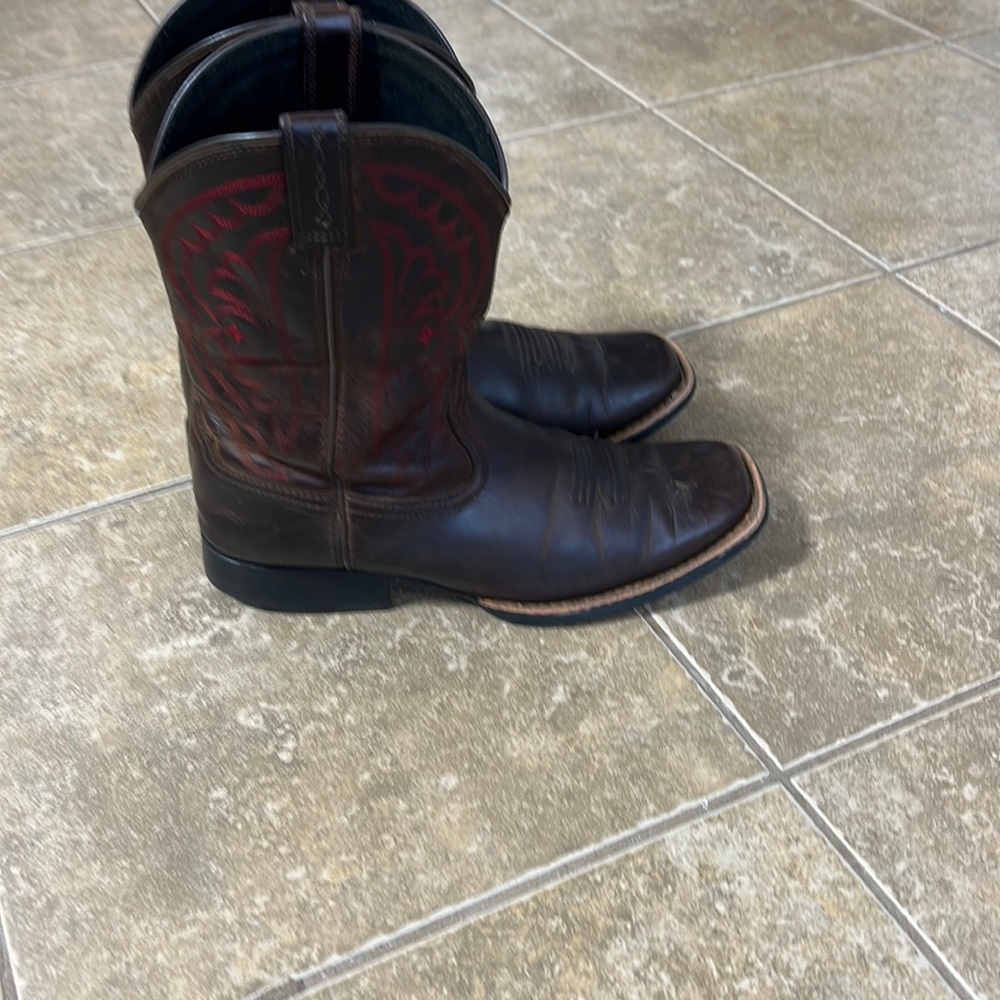 Size 5 boys Ariat cowboy boots